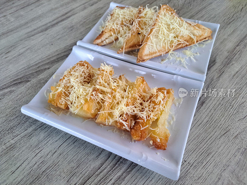 美味的烤面包，奶酪和炸木薯奶酪与磨碎的奶酪(Roti Bakar Keju Dan Singkong Goreng Keju)。小吃菜单